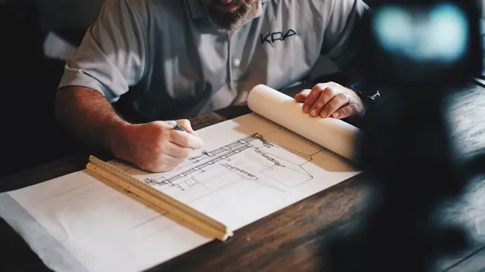 Architekt kreslí projekt na papír